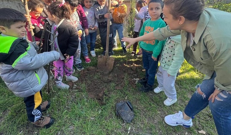 Yavuz Selim Çok Amaçlı Toplum Merkezi (ÇATOM) Oyun Odası Kursundaki Çocuklar Orman Haftası Sebebiyle Fidan Dikimi Etkinliği