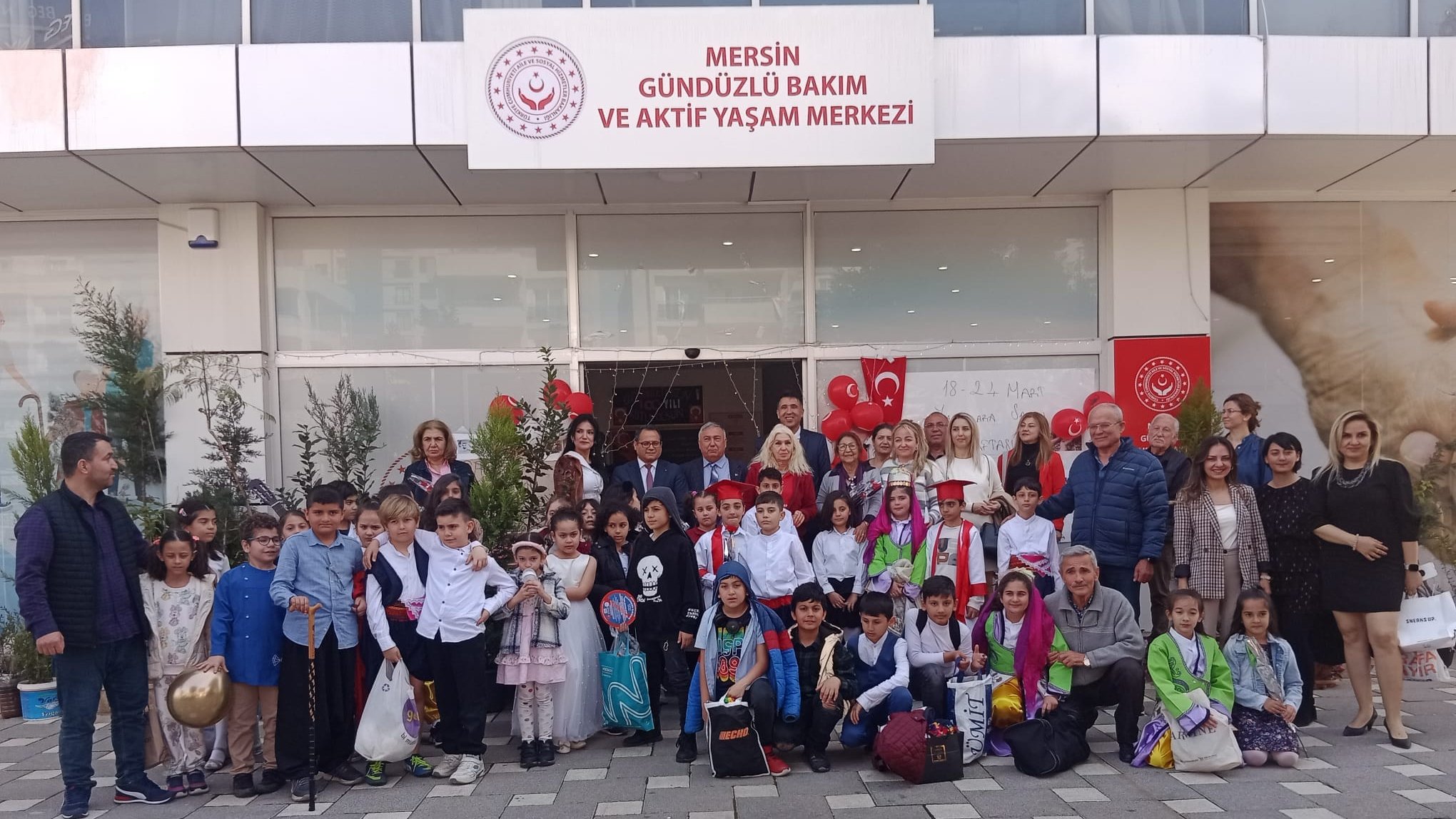 Necati Bolkan İlkokulu öğrencileri #YaşlılaraSaygıHaftası'nda büyüklerimize halk oyunları,tiyatro gibi birçok etkinlik düzenleyerek ve yetişkinlerimize karanfil vererek mutlu ettiler.🥰  📍MersinGündüzlüBakımveAktifYaşamMerkezi