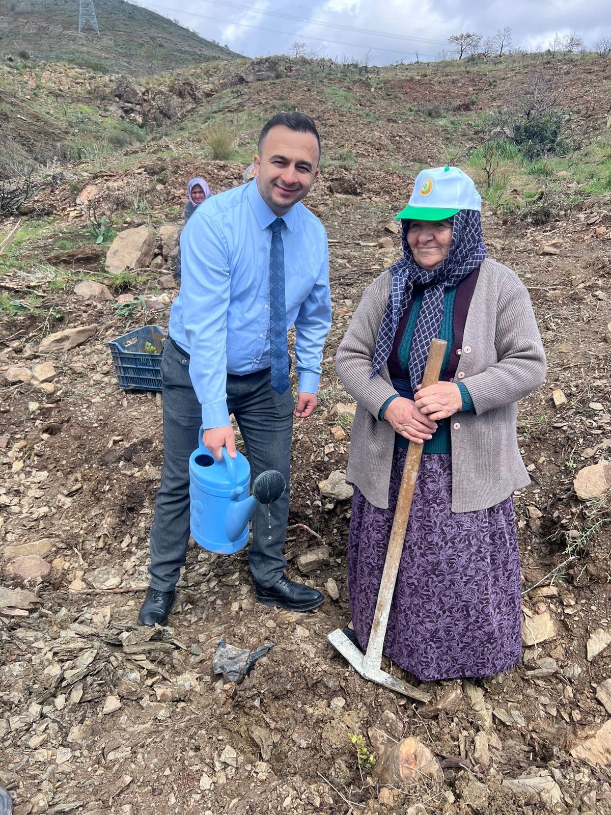 21 Mart Dünya Ormancılık Haftasında,Yeşilovacık'ta #KüllerindenDoğanOrmanlar temalı fidan dikim etkinliğine İlçe Kaymakamımız Abdullah ASLANER, paydaş kurumlar ve geleceğimize ışık tutan yaşlılarımızla katılım sağladık.