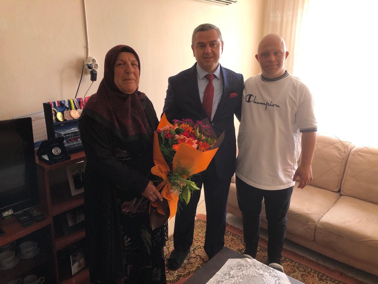 #21MartDünyaDownSendromlularFarkındalıkGünü sebebiyle İl Müdürümüz Naci YILMAZ, Milli sporcumuz Sedat KIZMAZ’ı evinde ziyarette bulunarak ailesine verdiği desteklerden ötürü teşekkür edip başarılarının devamını diledi.