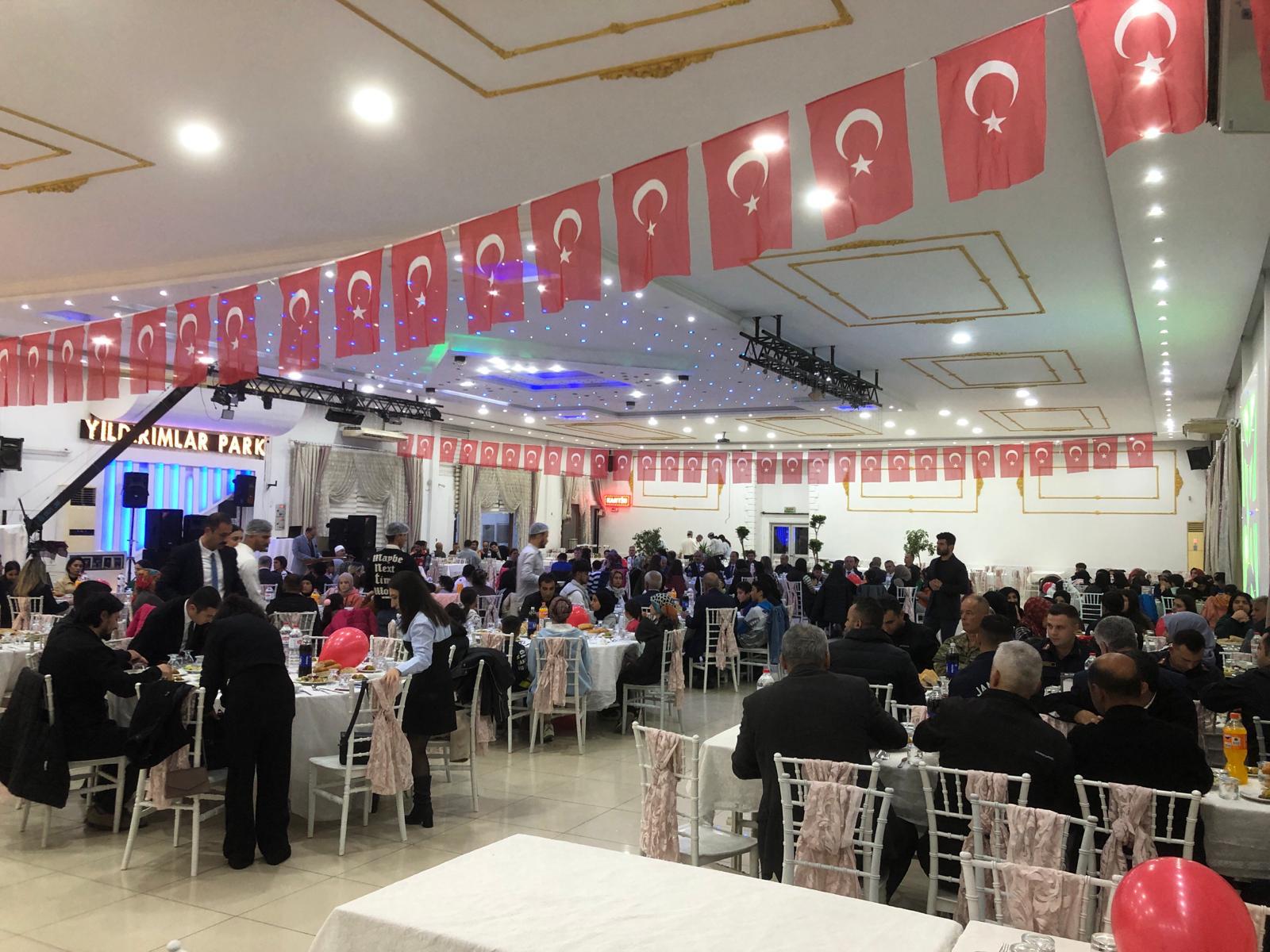 #DünyaÖksüzveYetimGünü kapsamında Tarsus Kaymakamlığı,#TarsusSHM ve Tarsus SYDV işbirliğinde ilçede ikamet eden yaklaşık 200 öksüz ve yetim çocuğa İftar yemeği,Tarsus Kaymakamı Mehmet Ali AKYÜZ ve İl Müdürümüz Naci YILMAZ'ın katılımıyla gerçekleştirildi.