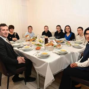 Valimiz Sayın Dr. Hülya KAYA Engelli Bireylermizle İftar Sofrasında Buluştu - fotoğraf 1