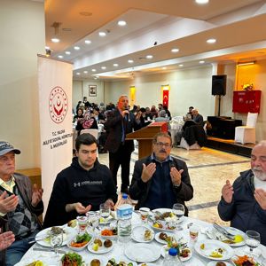 Vali Yardımcımız İdil ÖZDEMİR DOĞAN ve İl Müdürümüz Arif LAÇİN Yaşlılarımızla İftar Programında Bir Araya Geldi - fotoğraf 4