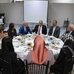 Büyükler Küçükler İle İftar Ediyor, İftihar Ediyor - fotoğraf 1