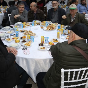 Büyükler Küçükler İle İftar Ediyor, İftihar Ediyor - fotoğraf 2