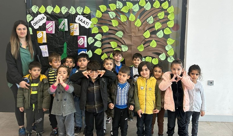 ÇATOM Oyun Odası Kursundaki Çocuklar Kütüphane Haftası Sebebiyle Şenay Aybüke Yalçın İl Halk Kütüphanesini Ziyaret Etti