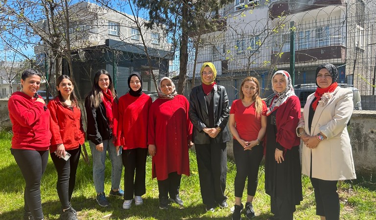 Yavuz Selim Çok Amaçlı Toplum Merkezi (ÇATOM) Müdürlüğü Personelleri Ve Oyun Grubu Çocukları, Otizm Farkındalık Günü Münasebetiyle Kırmızı Renk Giyinerek Farkındalık Etkinliği 
