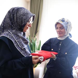 Bakanımız Göktaş, devlet desteğindeki çocuklarla huzurevini ziyaret ederek yaşlılarla bayramlaştı - fotoğraf 4