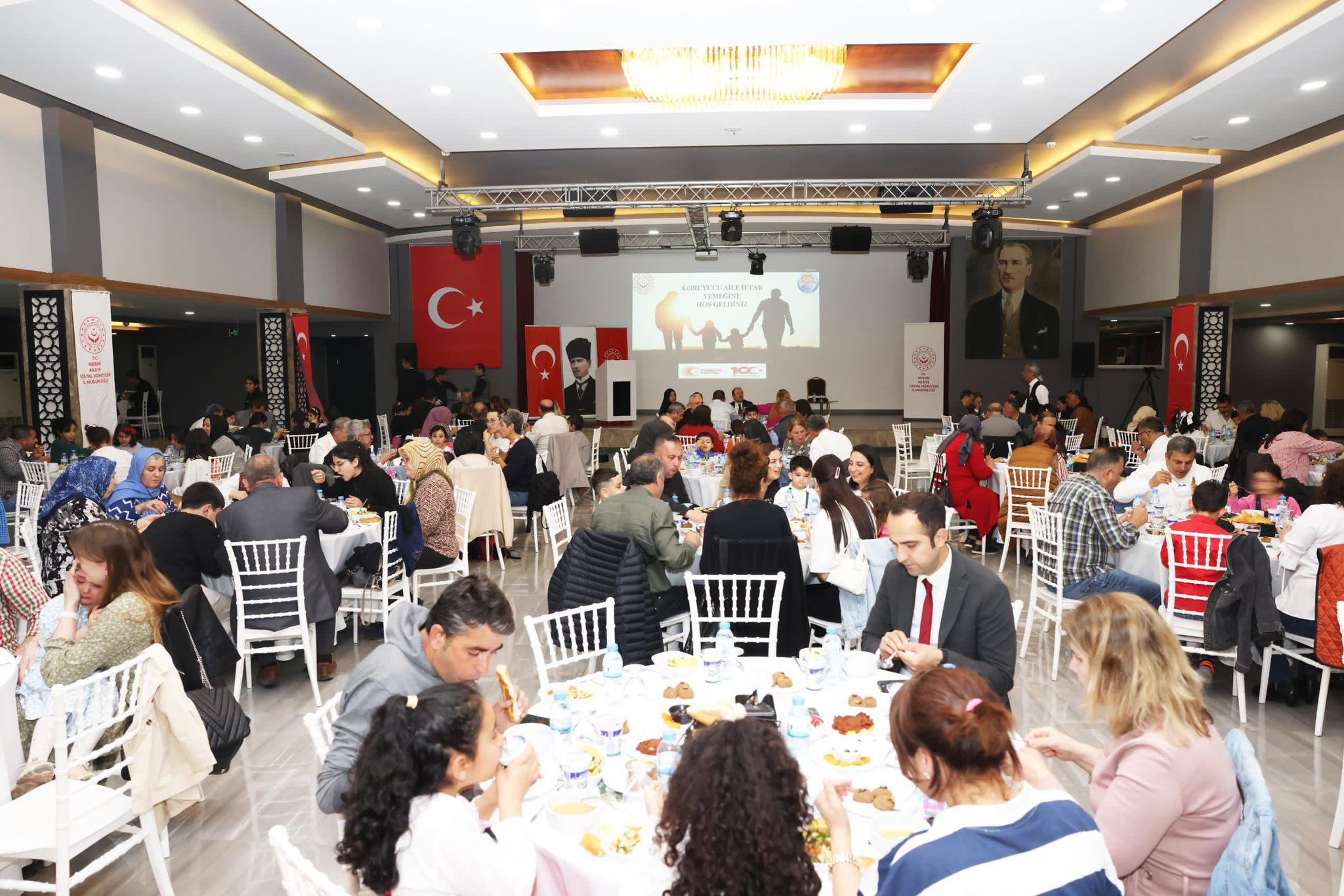 Sn Valimiz Ali Hamza PEHLİVAN, kıymetli eşi Yıldız PEHLİVAN, Vali Yardımcımız Sn. Kadir OKATAN ve İl Müdürümüz Naci YILMAZ'ın katılımı ile #KoruyucuAile'lerimiz ve canımız çocuklarımızla iftar programında bir araya geldik.