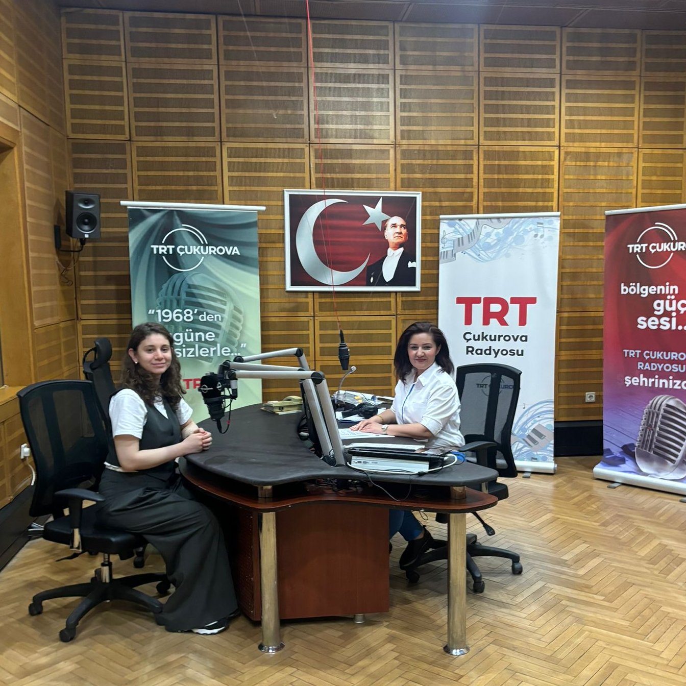 İl Müdürlüğümüz #AileveToplumHizmetleriBirimimiz, TRT Çukurova Radyosu'nun konuğu oldu ve Roman Kökenli Vatandaşlara Yönelik İl Eylem Planı ve diğer kurumlarla yapılan çalışmalar hakkında bilgilendirme yaptı.