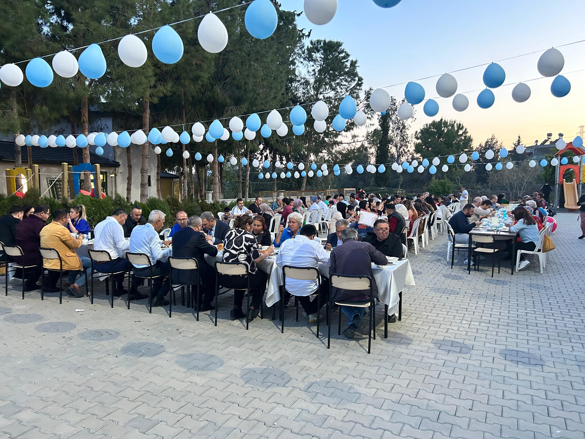 2 Nisan Dünya Otizm Farkındalık Günü programımız, İl Müdürümüz Naci YILMAZ’ın katılımıyla Otizm Gündüzlü Bakım,Rehabilitasyon ve Aile Danışma Merkezimiz bahçesinde çeşitli etkinliklerle ve akşam iftar programıyla coşkulu bir şekilde gerçekleştirildi.