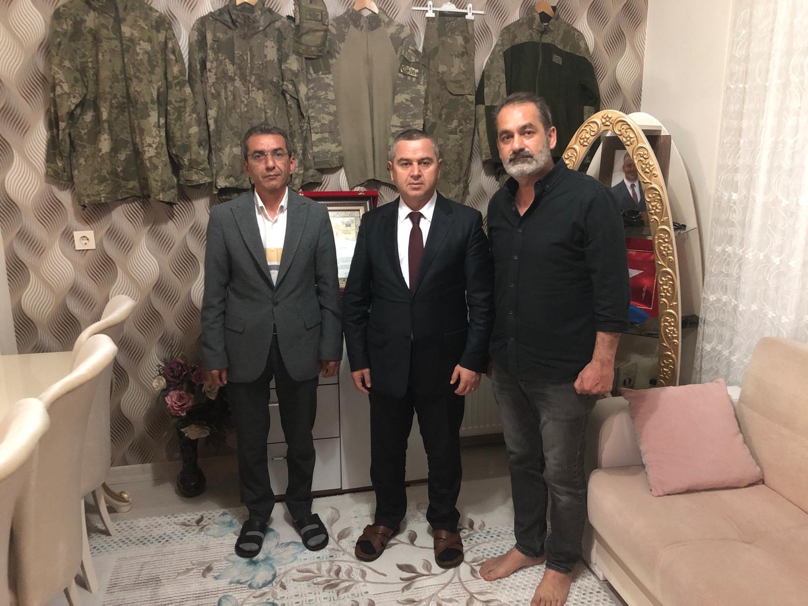 İl Müdürümüz Naci YILMAZ, 2023 yılında Pençe 2 Harekâtı kapsamında BTÖ mensuplarınca gerçekleştirilen taciz saldırısı sonucu şehit olan, Aziz Şehidimiz İs.Uzm.Çvş Mehmet Emre TEKE'nin bizlere emaneti kıymetli ailesini ziyaret etti.