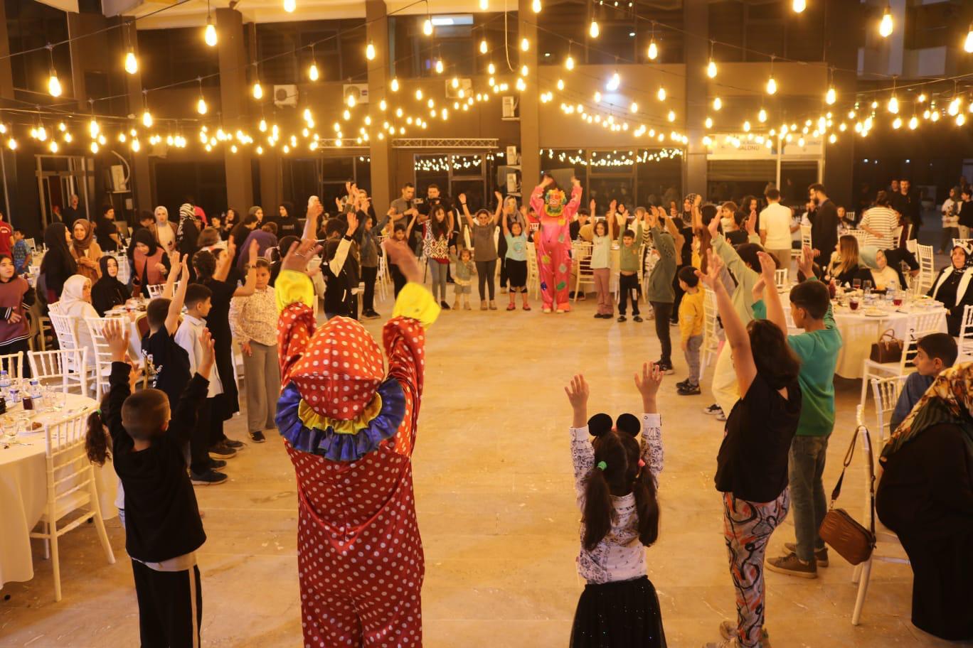 İl Müftülüğü ve İl Müdürlüğümüz işbirliğiyle çocuklarımız ile düzenlenen iftar yemeğinde bir araya geldik.  “Hayat Rehberim Kuran ve Sünnet'konulu yarışmada dereceye giren çocuklarımıza Sn.Valimiz ve kıymetli eşi hediyelerini takdim ettiler.