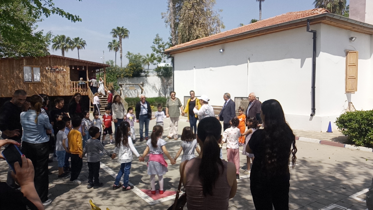Mersin Gündüzlü Bakım ve Aktif Yaşam Merkezi yetişkinlerimiz,#YetişkinÇocukBuluşmasıProjesi kapsamında,Milli Eğitim Bakanlığı'na bağlı Ayşe Ecevit Masalevinde çocuklarımızla bir araya gelerek oyun oynayarak masal dinleyerek keyifli zaman geçirdiler.😊