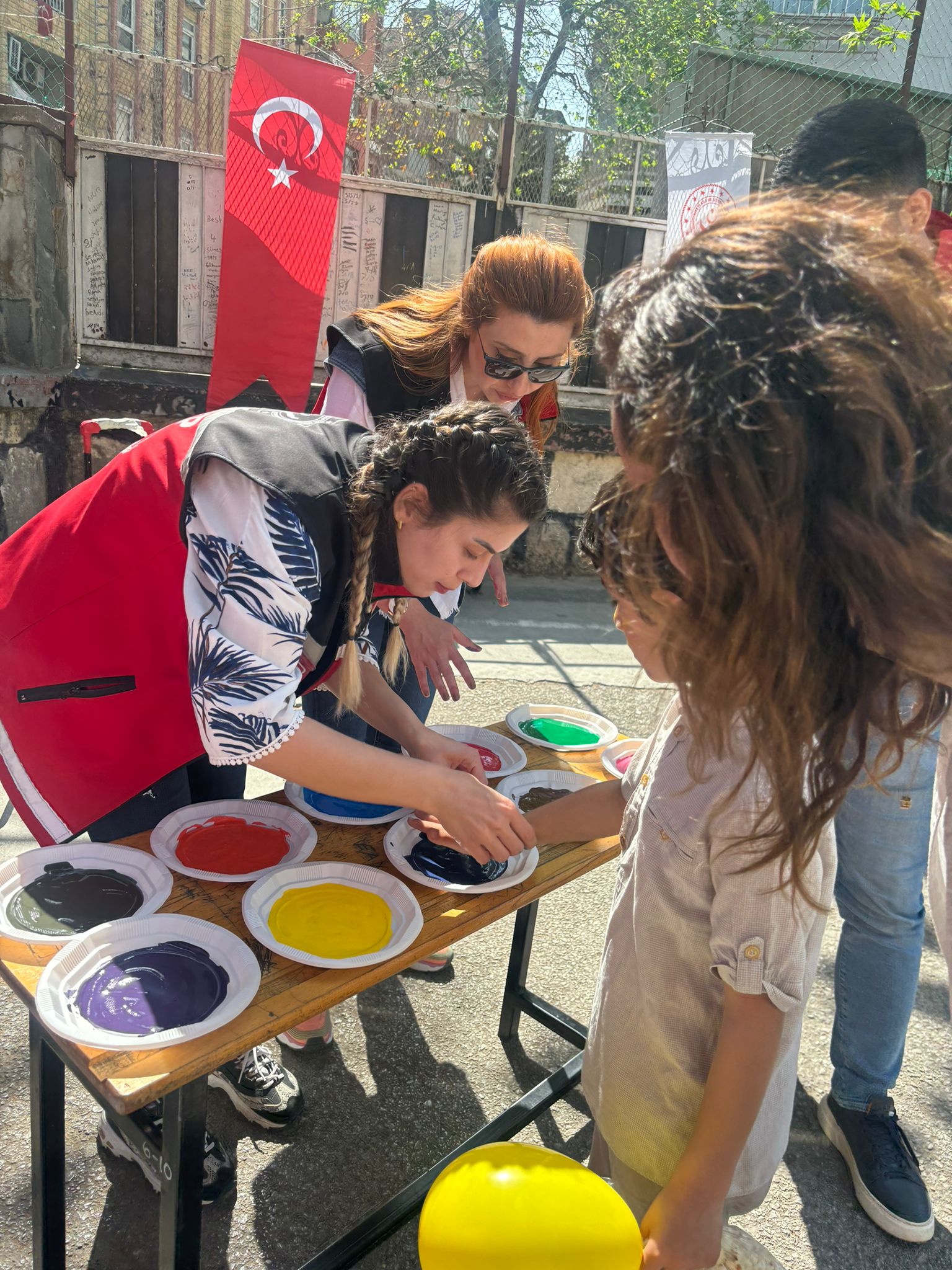 #8NisanDünyaRomanlarGünü kapsamında Gazipaşa Ortaokulu'nda çocuklarımızla Survivor Parkuru, Yüz Boyama, Çark Çevirme, Çuval yarışları, El basma, RüzgarGülü yapımı gibi birçok etkinlik gerçekleştirdik.