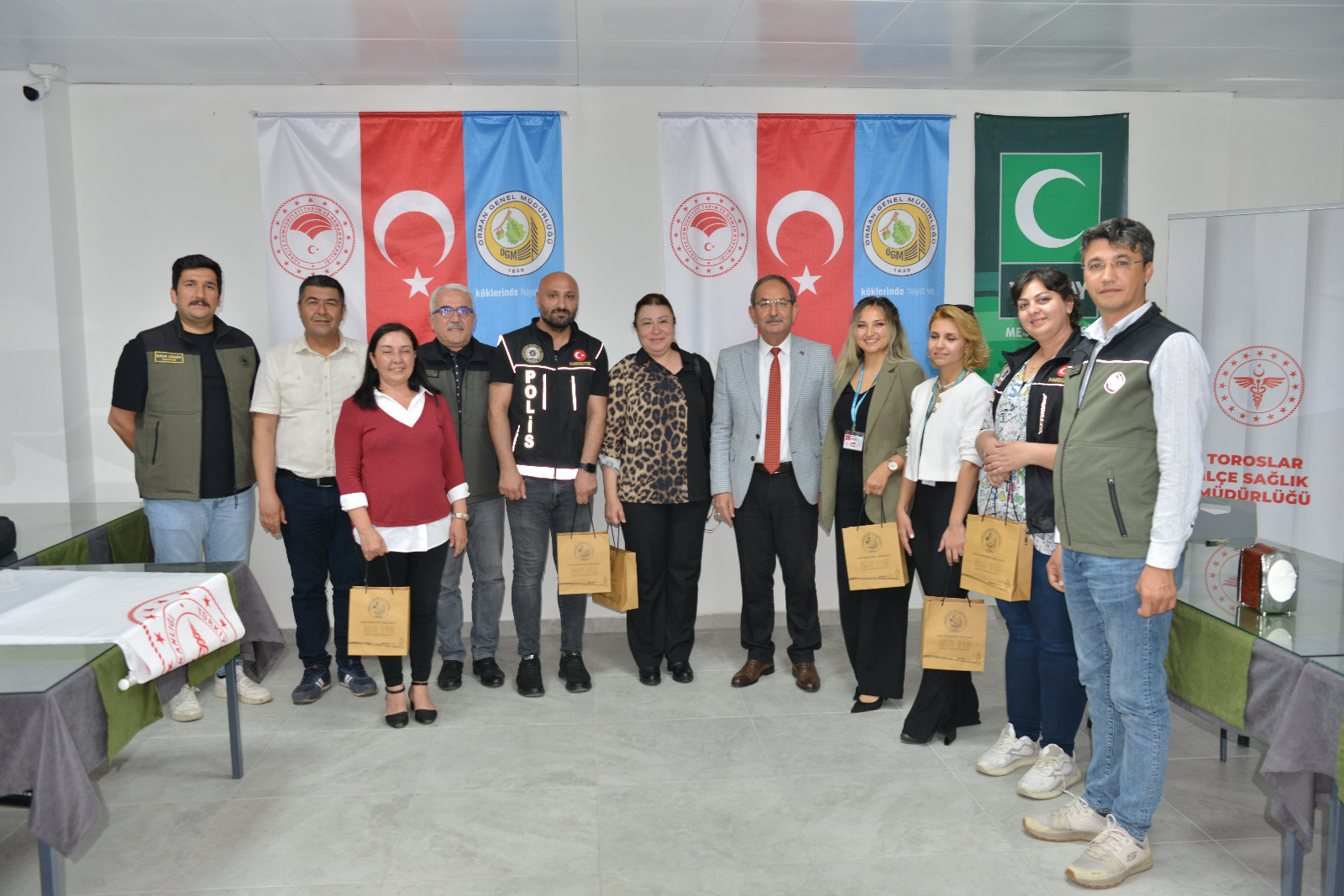 #ToroslarSHM tarafından Orman Bölge Müdürü ve  İlçe Sağlık Müdürü  katılımıyla Mersin Orman Bölge Müdürlüğü'nde çalışan personellere yönelik ''Kadına Şiddetle Mücadele ve Bağımlılık'' konularında eğitim verildi. 