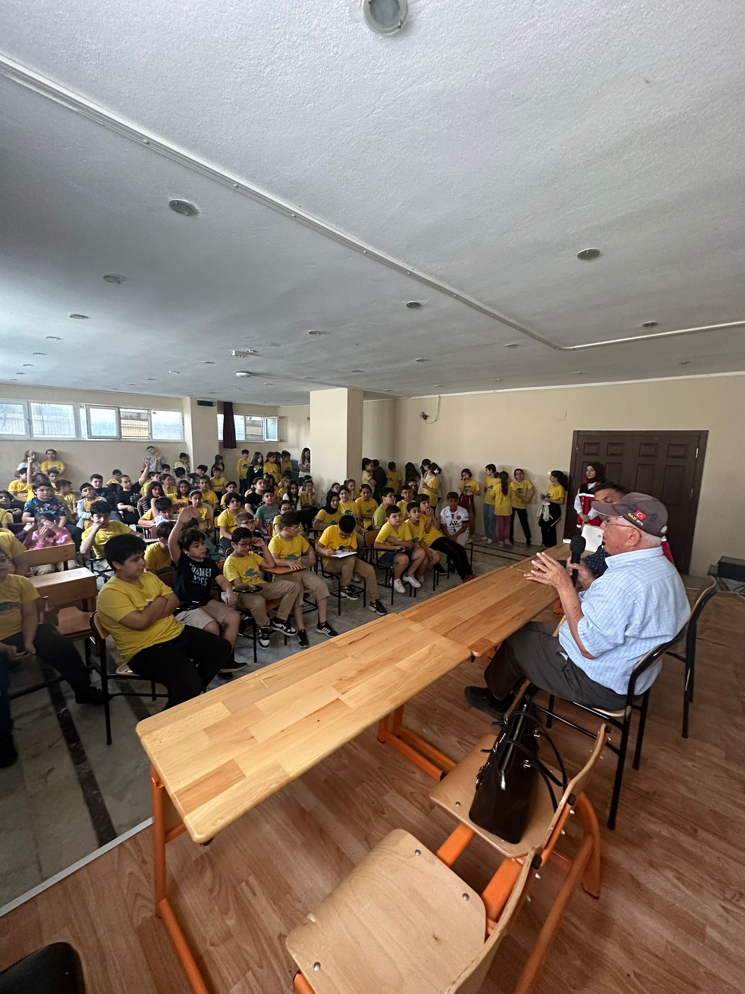 #VatanveKahramanlıkBuluşmaları kapsamında Kıbrıs Gazimiz Selahattin KOLCU ve Terör Gazimiz Vedat YILDIRIM, Milli İrade Ortaokulu öğrencileri ile bir araya gelerek vatan ve kahramanlık hikayelerini aktardılar.