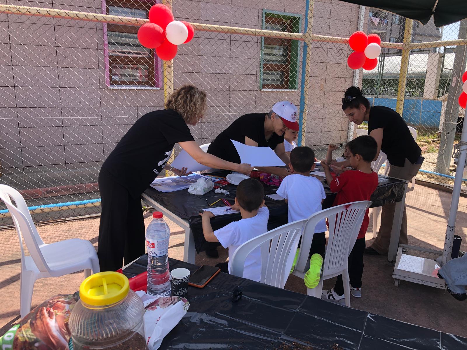 23 Nisan Etkinlikleri kapsamında İl Müdürümüz Naci YILMAZ'ın katılımıyla miniklerimizin dans gösterilerini izledik.Miniklerimiz gösteri ardından yüz boyama,sukulent dikimi,dondurma,pamuk şeker,mini konser vb birçok etkinlikte keyifli vakit geçirdiler.