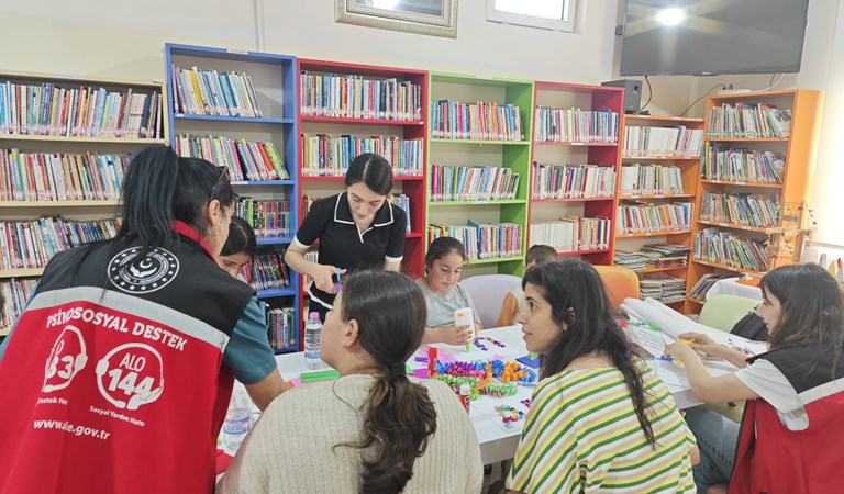 #AnamurSHM tarafından #ÇocukHakları faaliyetleri ve #23Nisan Ulusal Egemenlik ve Çocuk Bayramı kapsamında Anamur İlçe Halk Kütüphanesinde çocuklarımızla birlikte 23 Nisan temalı el işi etkinliği yapıldı.