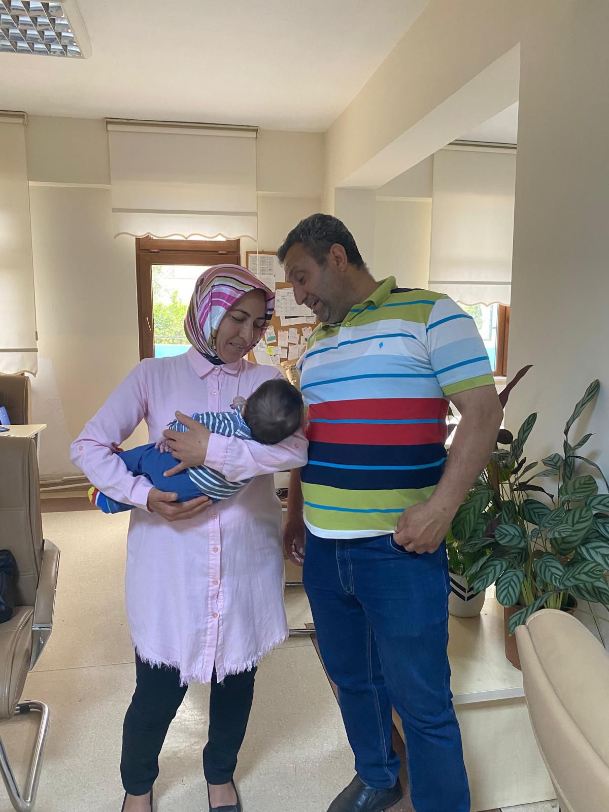 Siz de bir çocuğun koruyucu ailesi olarak hayallerini gerçekleştirebilisiniz. Bakanlığımızın Aile Yanında Destek Hizmet Modellerinden #KoruyucuAile Hizmeti kapsamında 1 çocuğumuz daha sevgi dolu ve sıcacık bir yuvaya kavuştu.