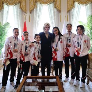 Bakanımız Göktaş: "Kadınların hak ve özgürlüklerini genişleten başarılı çalışmalara her geçen gün bir yenisini daha ekliyoruz" - fotoğraf 6