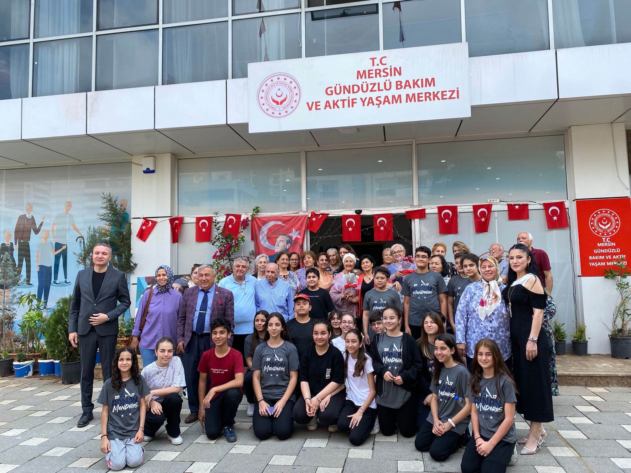 #ÇocukYetişkinProjesi kapsamında İl Emniyet Müdür Yardımcısı Ali Kaplan, çocuklarımız ve değerli büyüklerimiz; Mersin Gündüzlü Bakım ve Aktif Yaşam Merkezimizdeki bağlama ekibinin konserinde bir araya geldiler. ☺️