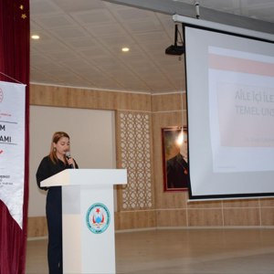 "AİLE İÇİ İLETİŞİMİN TEMEL UNSURLARI" VE "EVLİLİK ÇATIŞMASINA SEBEP OLAN FAKTÖRLER VE ÇÖZÜM ÖNERİLERİ" İÇERİKLİ SUNUM GERÇEKLEŞTİRİLDİ - fotoğraf 2