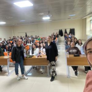 "Gençliği Geleceğe Hazırlayan Güç Birliği: Aile ve Sosyal Hizmetler İl Müdürlüğü, YEDAM ve Gümüşhane Üniversitesi İş Birliğiyle Bağımlılıkla Mücadele" - fotoğraf 2