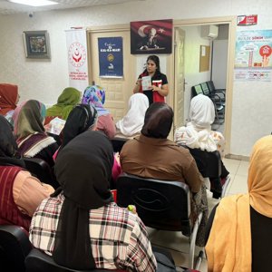 Şiddet Önleme ve İzleme Merkezi meslek elemanları 19 Mayıs Aile Destek Merkezi kursiyerlerine Erken Yaşta Evliliğin Sakıncaları - fotoğraf 1