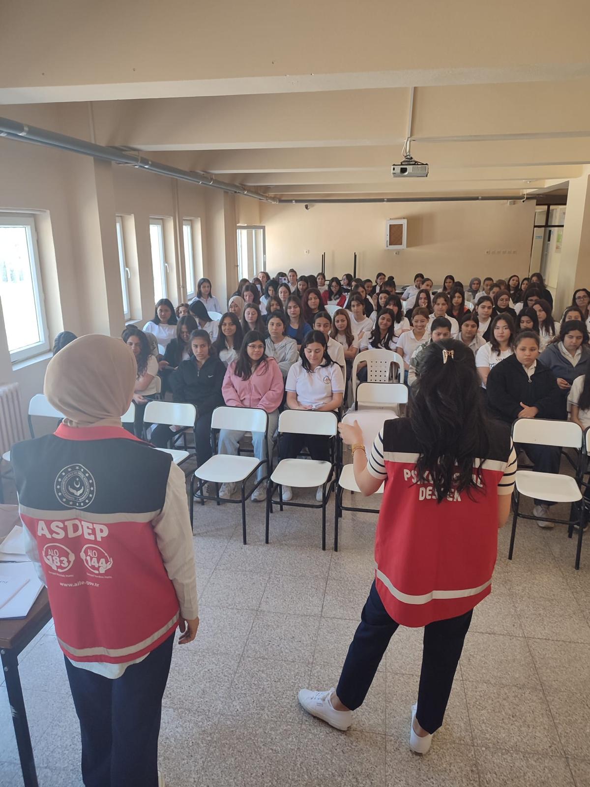 #SilifkeSHM tarafından #KADES uygulamasının yaygınlaştırılması faaliyetleri kapsamında Silifke Gevher Nesibe Mesleki Teknik Anadolu Lisesi öğrenci ve öğretmenlere yönelik farkındalık ve bilinçlendirme çalışmaları yapıldı.