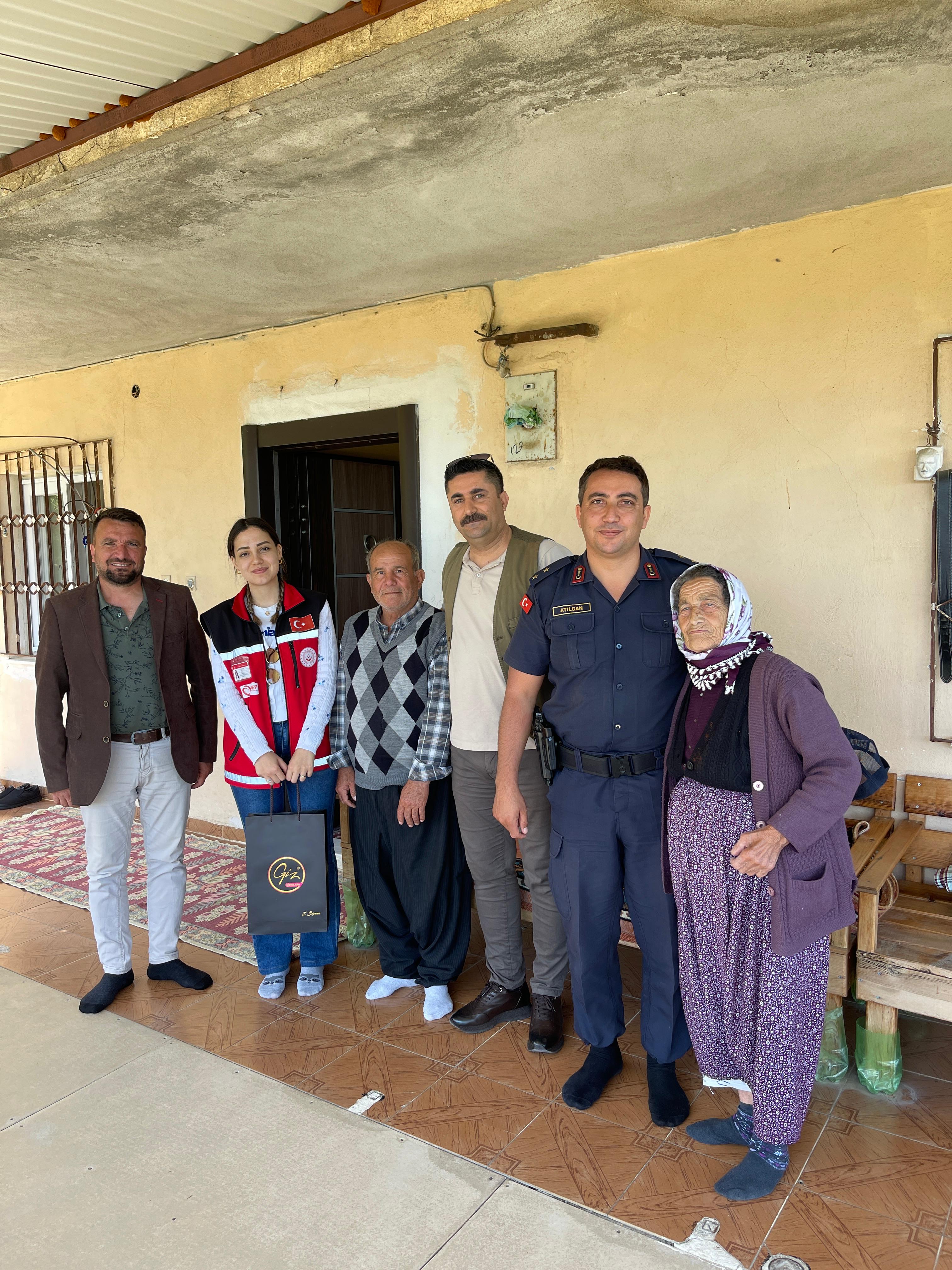 #MezitliSHM,Kuzucubelen Köyü'nde ekiplerimiz ile genel bir tarama yaptı.Köylüler hanelerinde ziyaret edilerek Evde Bakım Hizmeti, Sosyal Ekonomik Destek Hizmeti ve diğer hizmetlerimizden yararlanan vatandaşlarımızı yerinde denetim ve inceleme yaptı.