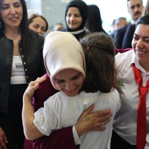 Aile ve Sosyal Hizmetler Bakanımız Göktaş, Meclis'te engelli öğrencilerin resim sergisini gezdi - fotoğraf 2