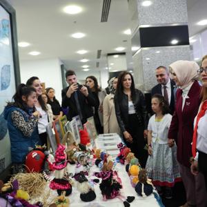 Aile ve Sosyal Hizmetler Bakanımız Göktaş, Meclis'te engelli öğrencilerin resim sergisini gezdi - fotoğraf 3