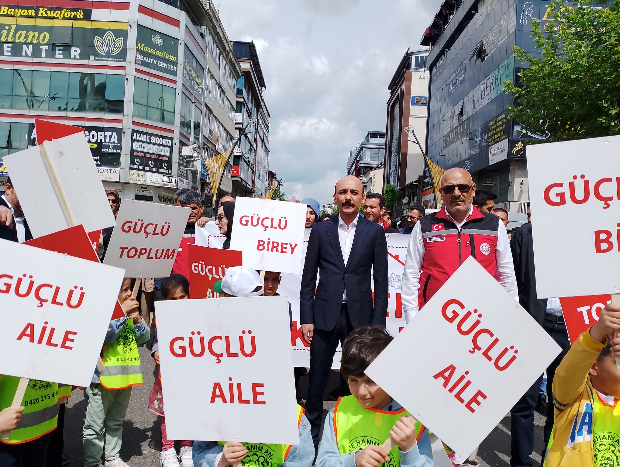 15-21 Mayıs Aile Haftası münasebetiyle Vali Yardımcımız İbrahim GÖKMEN öncülüğünde İl Müdürümüz Abdulbari AKSOY, idarecilerimiz, personellerimiz ve vatandaşlarımızın katılımıyla farkındalık oluşturmak amacıyla yürüyüş yapıldı.