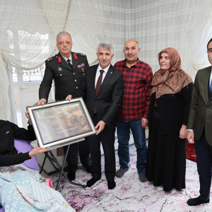 Sayın Valimiz Mükerrem Ünlüer ve İl Müdürümüz M.Ferdi Bozkurt Gazilerimiz Halil İbrahim Ergen ve Muhammet Eren Karaoğlan’a Ziyaret - fotoğraf 1