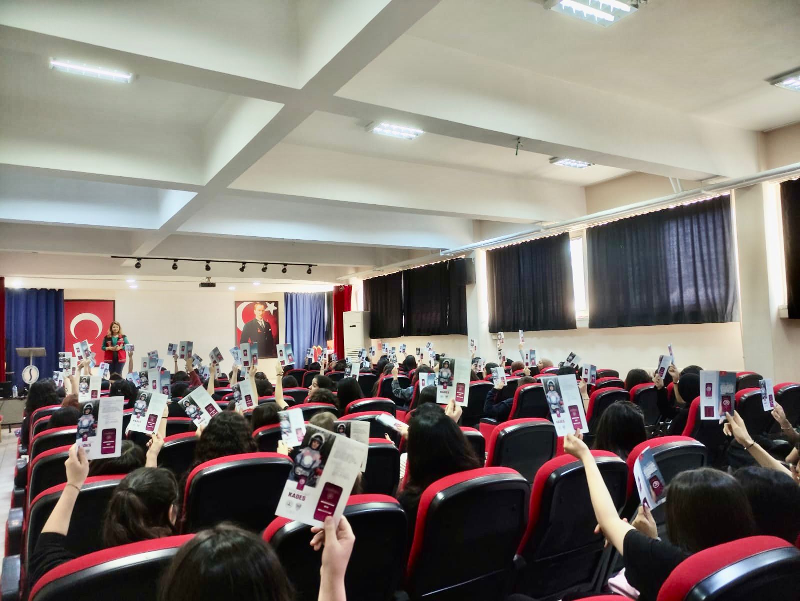 #YenişehirSHM tarafından Hacı Sabancı Anadolu Lisesi ve Mehmet Adnan Özçelik Anadolu Lisesi öğrencilerine "Kadına Yönelik Şiddetle Mücadele, Erken Yaşta ve Zorla Evliliklerle Mücadele, #KADES ve #ALO183" konularında eğitim verildi.  