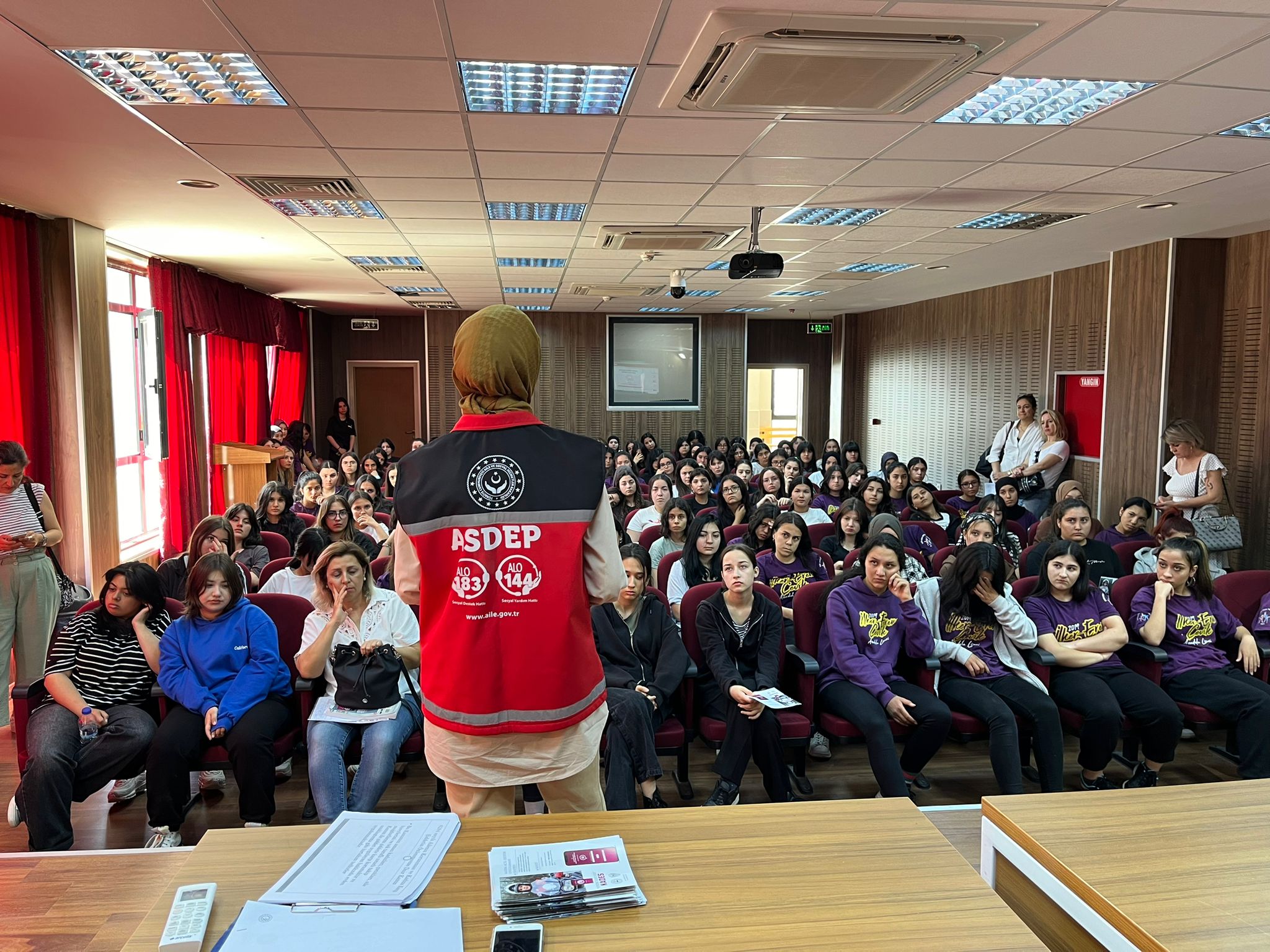 #SilifkeSHM tarafından #KADES uygulamasının yaygınlaştırılması faaliyetleri kapsamında Silifke İlker Eren Çevik Anadolu Lisesi öğrenci ve öğretmenlere yönelik farkındalık ve bilinçlendirme çalışmaları yapıldı.  