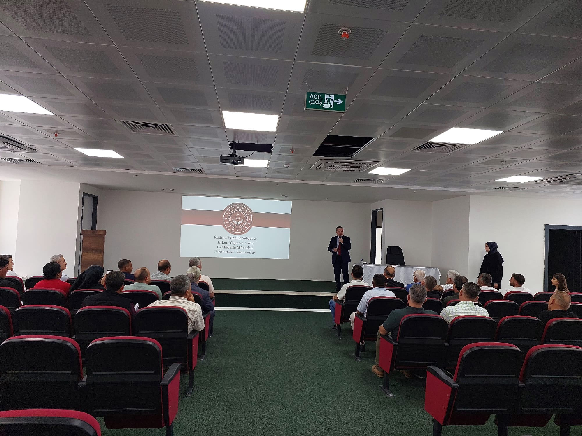 #AkdenizSHM Kadın İrtibat Birimi tarafından İl Müdürlüğümüz Konferans Salonunda muhtarlara yönelik İl Müdürümüz Naci YILMAZ'ın katılımıyla ''Kadına Yönelik Şiddetle Mücadele, Erken Yaşta ve Zorla Evliliklerle Mücadele'' konularında eğitim verildi. 