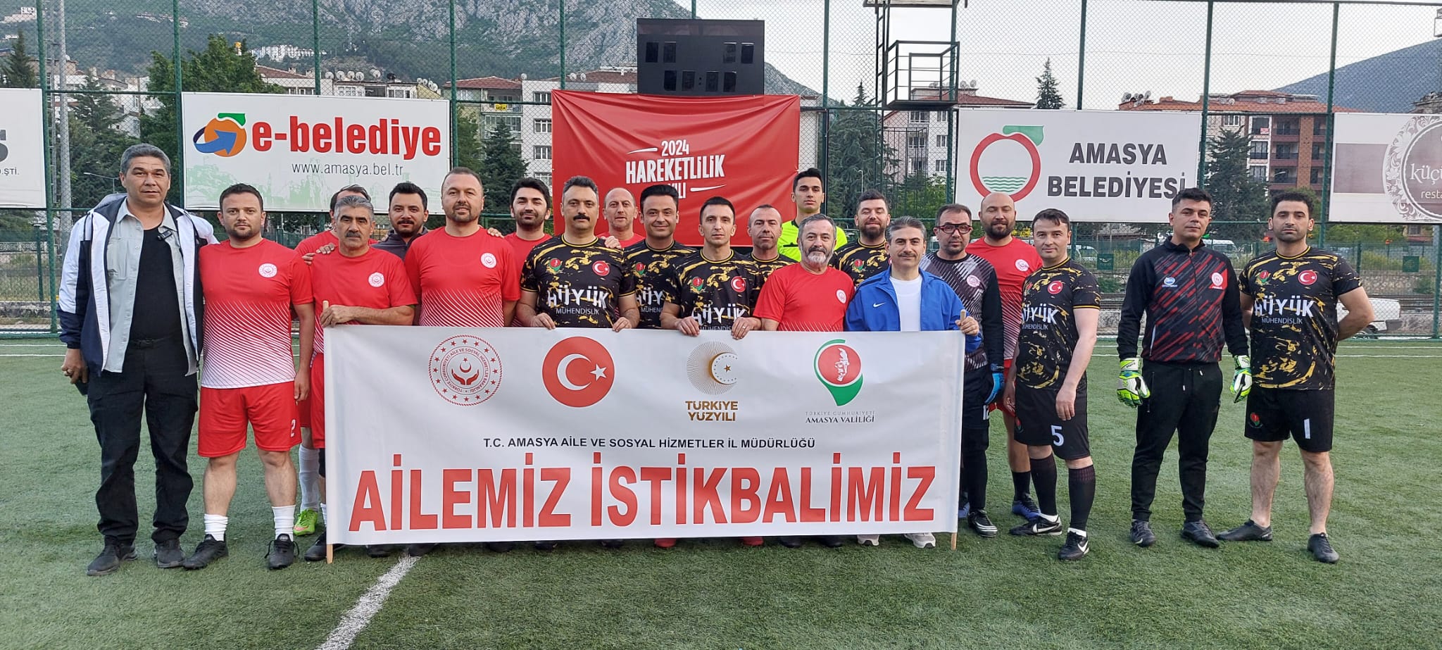 Futbol Müsabakalarında Sporcular Farkındalık Oluşturmak Amacıyla "Ailemiz İstikbalimiz" Pankartıyla Sahaya Çıktılar.