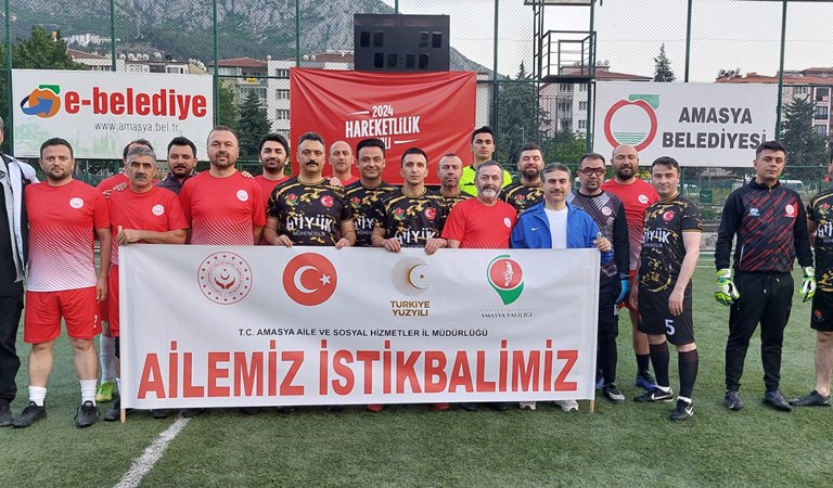 Futbol Müsabakalarında Sporcular Farkındalık Oluşturmak Amacıyla "Ailemiz İstikbalimiz" Pankartıyla Sahaya Çıktılar.