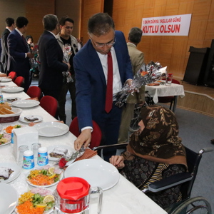 Valimiz Sayın Köksal Şakalar Ve Eşi Müslime Şakalar Hanımefendi ‘’1 Ekim Dünya Yaşlılar Günü’’ Münasebetiyle Huzurevini Ziyaret Ettiler - fotoğraf 2