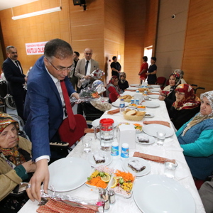 Valimiz Sayın Köksal Şakalar Ve Eşi Müslime Şakalar Hanımefendi ‘’1 Ekim Dünya Yaşlılar Günü’’ Münasebetiyle Huzurevini Ziyaret Ettiler - fotoğraf 3