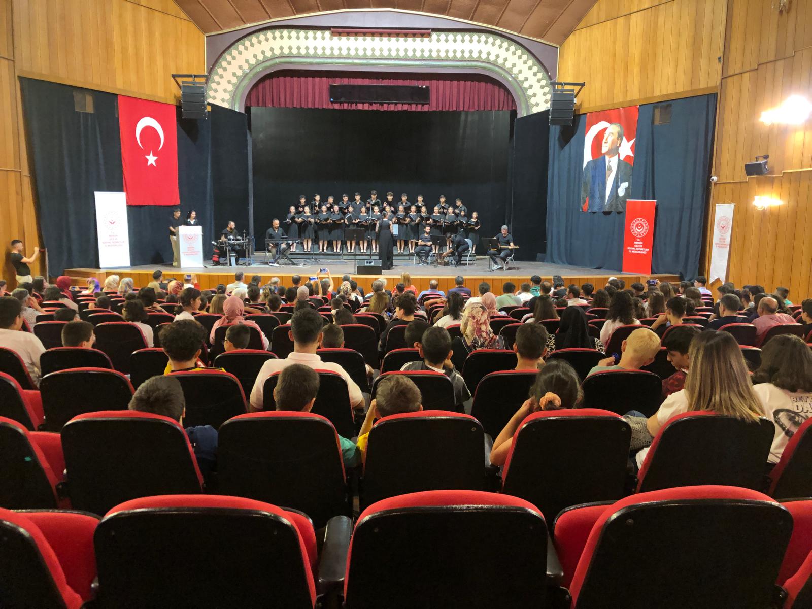 19 Mayıs Atatürk'ü Anma Gençlik ve Spor Bayramı kapsamında İl Müdürümüz Naci YILMAZ ve kuruluş müdürlerimizin katılımıyla düzenlenen programda, çocuklarımız Cumhuriyetimizin kurucusu Gazi Mustafa Kemal ATATÜRK'ün sevdiği türküleri seslendirdiler.