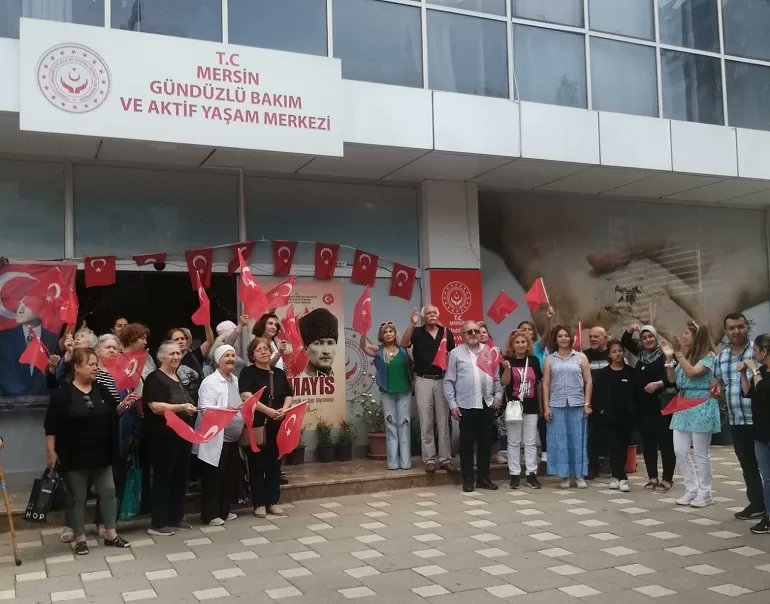 Mersin Gündüzlü Bakım ve Aktif Yaşam Merkezi yetişkinlerimiz “Atatürk’ü Anma Gençlik ve Spor Bayramı''nı kutladı. Birlikte İstiklal Marşı okuyup marşlar ve türküler söyleyen yetişkinler, halay çekip gönüllerince eğlendi.