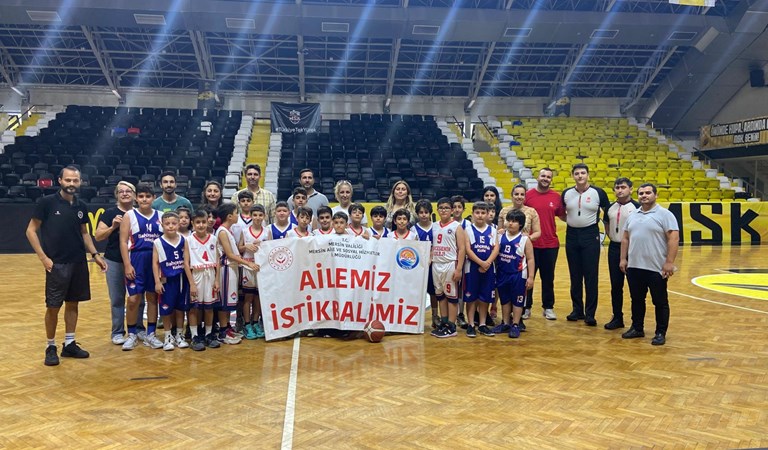 Aile haftası etkinlikleri kapsamında okullar arası basketbol müsabakasında oyuncular 'Ailemiz İstikbalimiz' yazılı pankartlarımızla sahaya çıktılar.