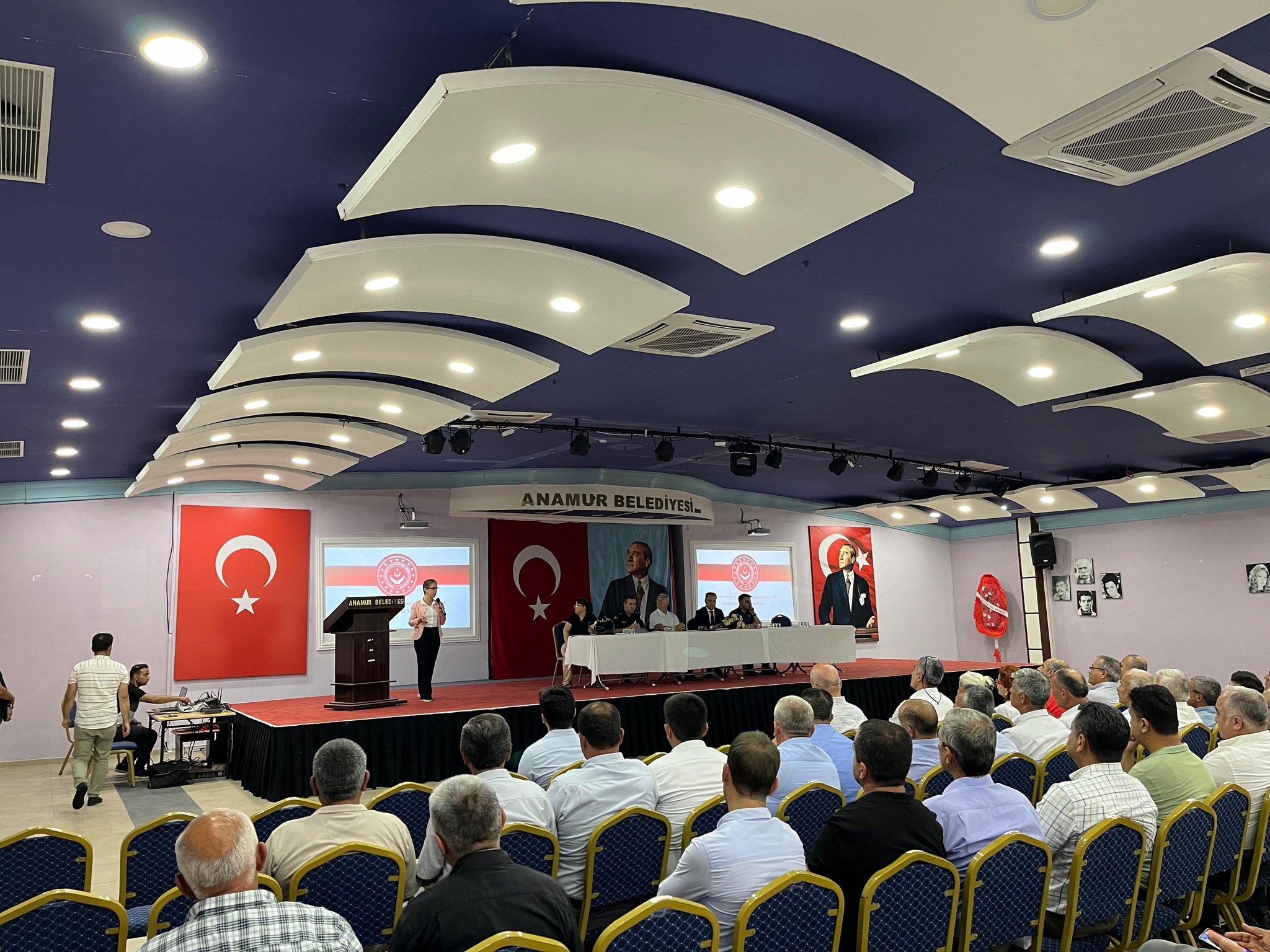 Anamur sosyal hizmet müdürlüğü tarafından Anamur kaymakamı Bilal BOZDEMİR başkanlığında yapılan ve kurum amirlerinin katılım gösterdiği muhtarlar toplantısında muhtarlarımıza ve kurum amirlerine " Bakanlık  Hizmet Modelleri" tanıtımı yapılmıştır.