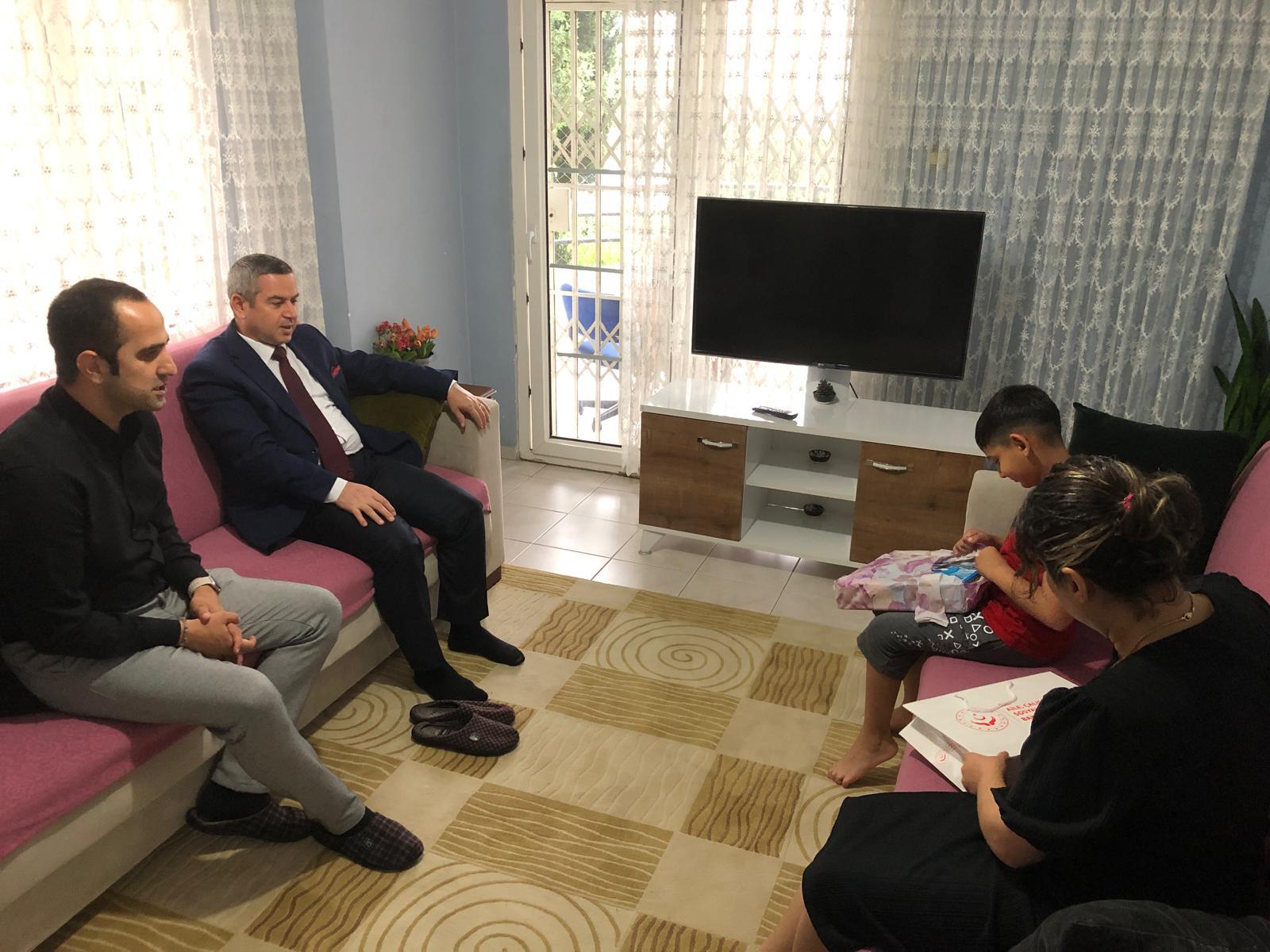 İl Müdürümüz Naci Yılmaz Koruyucu Ailemizi ziyaret etti. Hayatta bir çocuğun gülümsemesinden daha büyük bir mutluluk, bir çocuğun kalbinden daha geniş bir umman yoktur. Gelin koruyucu aile olun, dünyalar çocuklarımızın olsun.