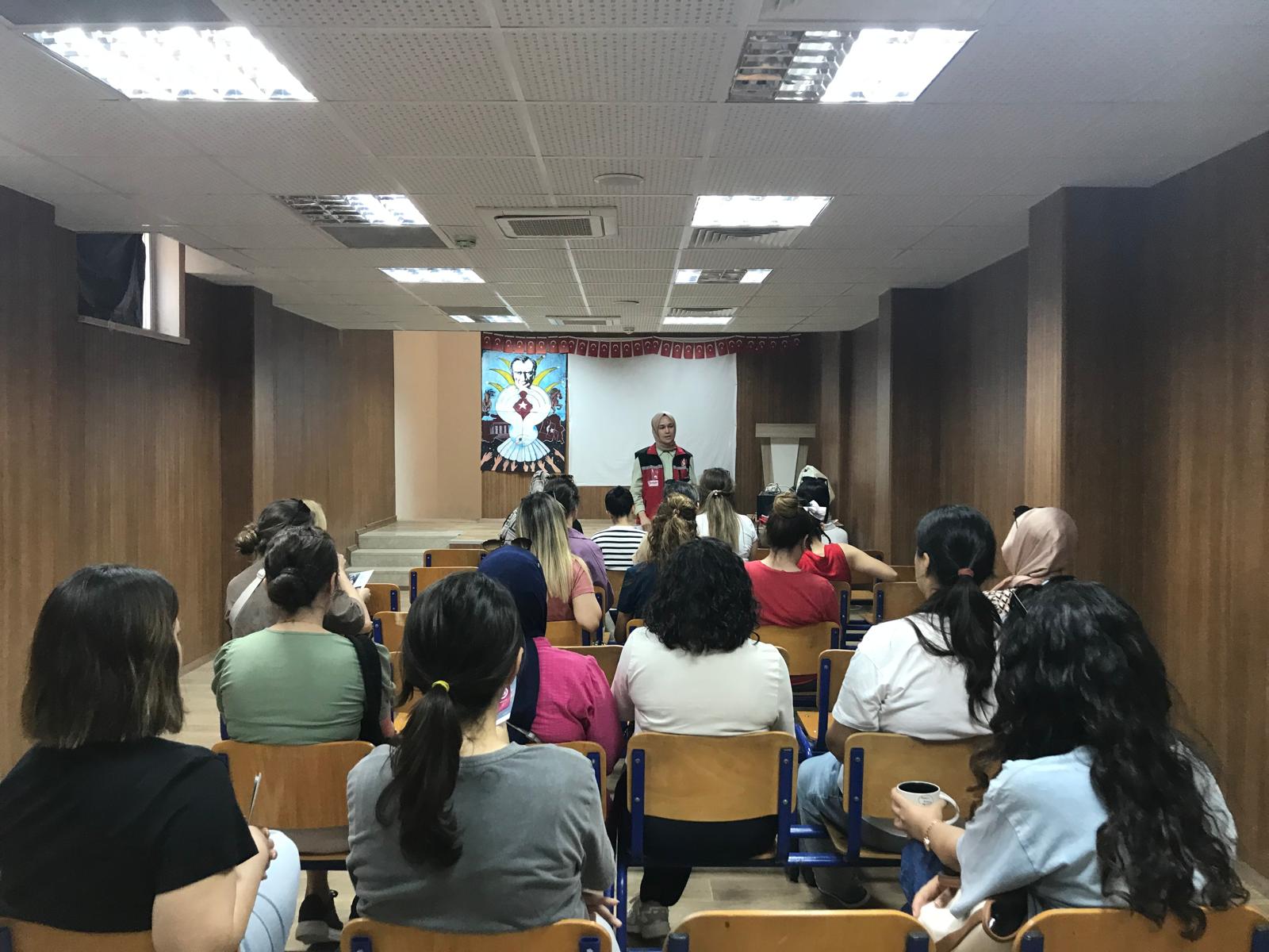 #SilifkeSHM tarafından, Silifke Mesleki Eğitim Merkezi öğretmen ve öğrencilerine #KADES uygulaması tanıtım faaliyetleri kapsamında ''Kadına  Yönelik Şiddetle Mücadele, Erken Yaşta ve Zorla Evliliklerle Mücadele ve Alo 183'' konularında eğitim verildi.