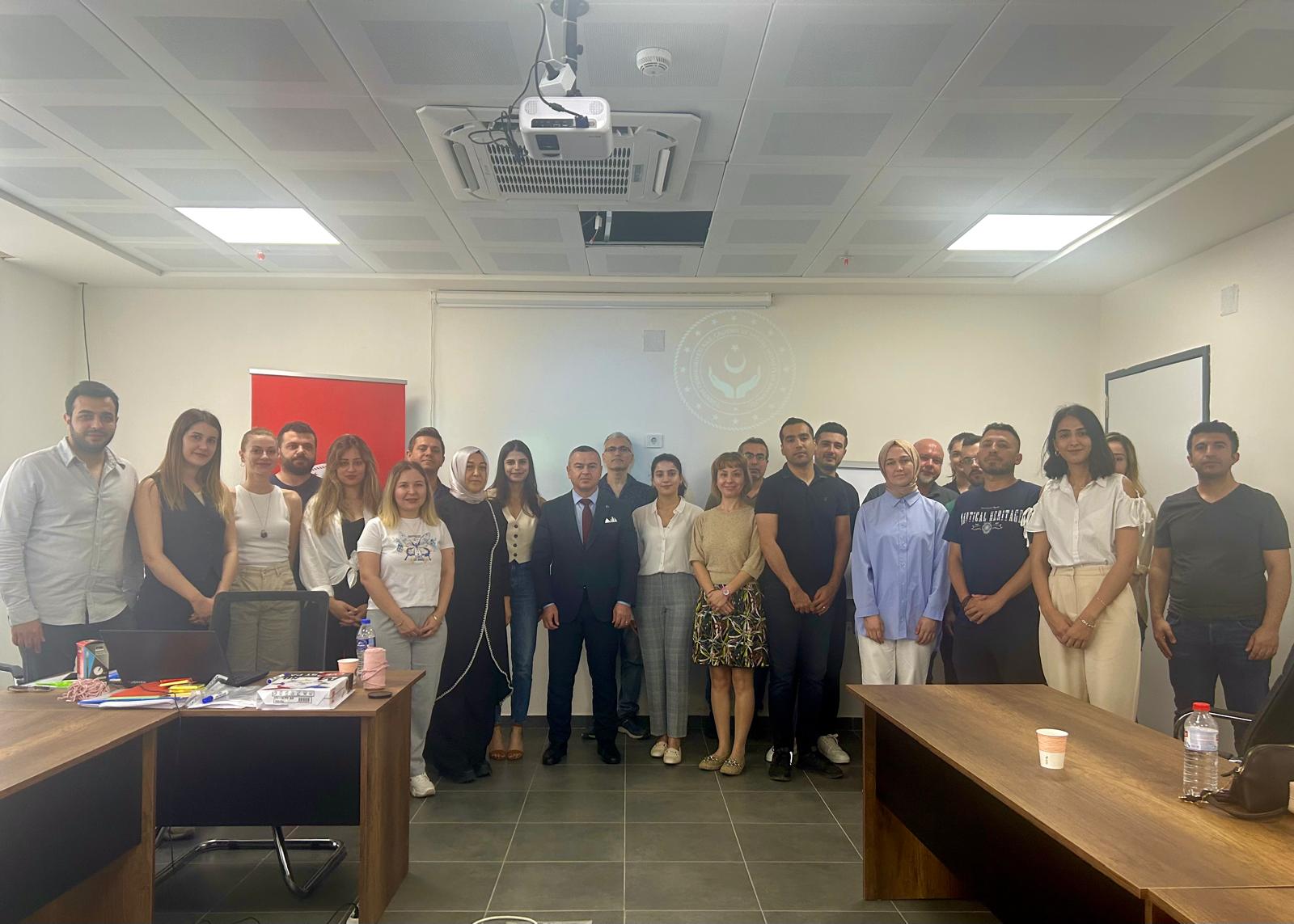 Aile ve Toplum Hizmetleri Genel Müdürlüğü koordinasyonunda, SHM'lerimizde görev yapan meslek elemanlarımızın katılımıyla 3 gün sürecek olan 'Afet ve Acil Durumlarda Psikososyal Destek Başlangıç Düzey Eğitim Programı' İl Müdürlüğümüz toplantı salonunda İl Müdürümüz Naci YILMAZ'ın açılış konuşmasıyla başladı.