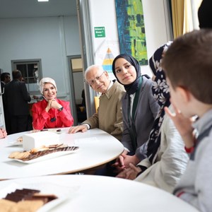 Aile ve Sosyal Hizmetler Bakanımız Göktaş, Brüksel'de çalıştığı aile marketinde 24 yıl sonra yeniden kasaya geçti - fotoğraf 10